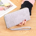 Portefeuille long gris clair pour femme avec gaufrage floral et dragonne pratique - Gris