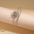 Detalle de brazalete plateado de doble capa con estrella de circón y pavé de piedras - Brazalete - Plata
