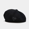 Boina clásica de algodón negro con bordado de corazón minimalista para mujer - M (56-58cm) / Negro