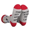 Chaussettes en coton gris et rouge avec texte humoristique noir imprimé sur la semelle - Motif Chien / Rouge & Gris