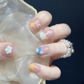 Schattige wolk plaknagels met blauwe achtergrond en parelring decoratie - Lijmstijl (Y-138)