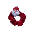 Gros plan d'un chouchou en velours rouge avec une décoration Père Noël en peluche - Père Noël #1