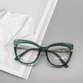 Occhiali cat-eye chic con montatura verde trasparente e stanghette dorate - Verde Trasparente