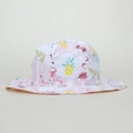 Dettaglio cappello da sole in tela bianca con fenicotteri rosa, ananas e scritta Relax - Fenicottero Rosa