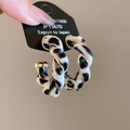 Detail gedrehter C-Creolen mit Stoff im Kuhmuster-Design und goldener Drahtumwicklung - 42# Weiße Verdrehte C-Creolen mit Goldfaden