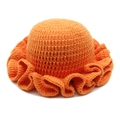 Detailansicht der handgehäkelten, orangefarbenen Strickmütze mit breiter Wellenkante und Garn - M(54-60cm) / Orange
