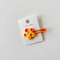 Dettaglio molletta per capelli a fiore giallo con tulipani su metallo arancione opaco - Fiore Giallo