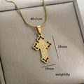 Vue macro du collier croix dorée avec cristaux affichant les dimensions 29x19mm - Style de Croix en Strass au Centre à Bord Noir (9-8)