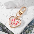 Portachiavi a cuore in resina con fiori secchi rosa e finiture in metallo dorato - Petali Rossi e Bianchi