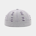 Primer plano detallado del gorro Miki lila con diseño desgastado y costuras de calidad - Ajustable / Morado