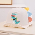 Dettaglio cappellino neonato con stampa dinosauro e pinne colorate 3D in cotone morbido - 48cm (6-20 Mesi) / Bianco