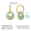 Dettaglio di orecchini a cerchio in acciaio dorato con ciondoli tondi in pietra verde chiaro - Stile Texture Avventurina Verde (YYE025424-GN)
