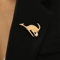 Eleganti orecchini a canguro placcati in oro con perla pendente su bavero nero - Stile Canguro Dorato / Oro Opaco