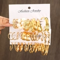 Parure de boucles d'oreilles dorées avec perles et créoles sur carte de luxe - Style Créoles Perle Torsadée Or (5909101)