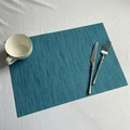 Seeblauer gewebter PVC-Tischset mit Bambustextur auf einem weißen Stoffhintergrund - Blau Bambusmuster