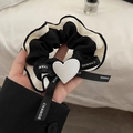 Chouchou rétro noir et blanc avec breloque cœur blanc et rubans à lettres CHANGE - Chouchou Cœur Noir