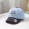 Dettaglio cappello bambino con corona blu, tesa marrone e ricamo di un piccolo cane - 52cm (2-5 Anni) / Blu