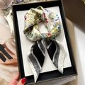 Foulard di seta a fiori e strisce annodato con cura in una confezione regalo scura - FJ772-3 Nero Bianco / 70x70cm