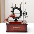 Vintage Nähmaschinen Spieluhr mit rotem Holzsockel und Miniaturschere sowie Stoff - Spieluhr Ornament / Klassischer Stil