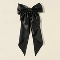 Detail van een elegante zwarte satijnen oversized haarstrik met lange wimpels - Zwart