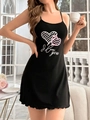 Détail de la nuisette noire avec imprimé cœur rose et bordure à volants délicate - 3XL / Noir Double Cœur