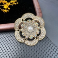 Broche fleur rétro ornée d'une perle blanche et de strass aux reflets irisés - BZ064 Fleur Rétro en Cristal AB