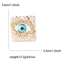 Quadratische Evil Eye Brosche mit weißen Perlen und Goldmetallbasis, 3,4 cm x 3,3 cm - Hellblaues Auge / Hellblau