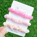 Vue détaillée de trois chouchous en mousseline plissée rose et à motifs à pois - 3 pièces Rose Fleur de Cerisier