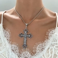 Collier pendentif croix gothique argentée avec gravures florales sur une chaîne à perles - Style Relief Rétro (H-23)