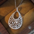 Elegante Tropfenhalskette mit funkelnden Zirkonia in einer luxuriösen Samtschmuckschatulle - Weißgold