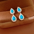 Détail de boucles d'oreilles argentées avec turquoises et sertissage de diamants - Argent-Bleu (Tige en Argent S925)