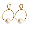 Elegantes pendientes de aro bañados en oro de 18K con grandes perlas blancas mate - Estilo 3 (Aro Dorado Grande con Perla Grande)