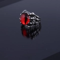 Gothic-Punk Drachenkralle Ring mit rotem Teufelsauge in antikem Silber-Finish - Rotes Auge Adlerkralle Ring / Rot