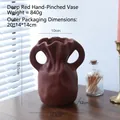 Dunkelrote handgefertigte Keramikvase mit Faltenstruktur und runden Doppelgriffen - Dunkelrote Handgefertigte Vase