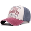 Dettaglio macro del cappellino vintage con ricamo moto americana e bordi consumati retrò - Regolabile / Tesa Rossa Cachi