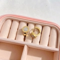 Boucles d'oreilles dorées à chiffres romains et zircons dans un écrin rose - Chiffres Romains Zircone Blanche Or (DEK331)
