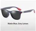 Gafas de sol azul mate clásicas con lentes grises y detalles rojos en las patillas - Marco Azul Mate Lentes Grises