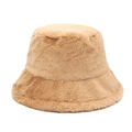 Nahaufnahme der weichen Textur und flauschigen Fasern dieses khakifarbenen Plüsch-Anglerhuts - M (56-58cm) / Khaki
