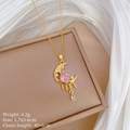 Detailansicht der goldene Mondkette mit rosa Herzstein und Tropfenanhänger auf Seide - Mond-Herz-Anhänger (Titanstahlkette, Kupfer mit Mikro-Strass, E242) / Gold