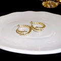 Dettaglio degli orecchini a serpente dorati con diamanti su vassoio bianco - Ago In Argento 6# - Oro - Diametro Interno 18 Mm - Placcatura In Oro Vero.