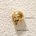 Makro-Detail des goldenen Totenkopf-Anhängers mit Maßen, 12 mm Höhe und 4 mm Lochdurchmesser - Blumiger Schädel