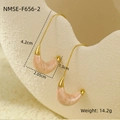 Orecchini in marmo rosa con ganci a C dorati con dettagli su altezza 4,2 cm e larghezza 2,05 cm - Stile Oro/Marmo Rosa Chiaro (NMSE-F656-2)