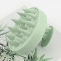 Brosse de massage cuir chevelu vert clair avec 19 picots en silicone et manche texturé - Style Paille de Blé Givrée / Vert clair