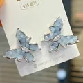 Macro-opname van blauwe mozaïek vlinder oorbellen met zirkoon op 925 zilveren naalden - 925 Zilveren Naald/Legering/Verpletterde Steen/Zirkoon / Blauwe Verpletterde Steen Vlinder