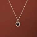 Collana a cuore in acciaio al titanio con pendente nero e bordo in metallo testurizzato - Argento Bianco Nero Bifacciale (ADX104)