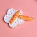 Vue détaillée de mini baguettes sur une assiette à pois pour décor de maison de poupée - Baguette Note de Musique / Grande Taille (3.8cm*1.0cm)