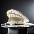 Detalle de gorra militar blanca con lentejuelas plata, remaches dorados y brillantes pedrería - Ajustable / Estilo de Lentejuelas Blancas Y Remaches Dorados