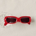 Occhiali da sole retrò con montatura rettangolare rossa e lenti scure in stile Y2K - Rosso