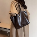 Große Shopper-Tasche aus glänzendem Kunstleder in Dunkelbraun mit verstellbarem Riemen - Kaffeebraun