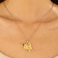 Collana dorata con ciondolo a spada e rosa in stile punk minimalista indossata da modella - Collana Spada Rosa d'Oro (N-455)